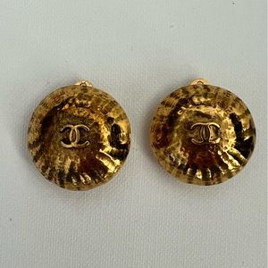CHANEL Rare cc 1990s ribbed logo gold plated clip-on earrings